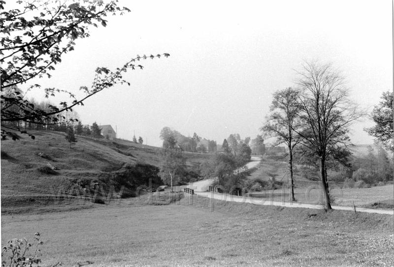 0099.jpg - Strasse vom Kalkofen/Neudörfel in Richtung Schloss. Links ist der Giebel vom ehemaligen Lehrlingswohnheim zu sehen, welches heute noch teilweise steht. Im Vordergrund die Brücke über den Lohbach.